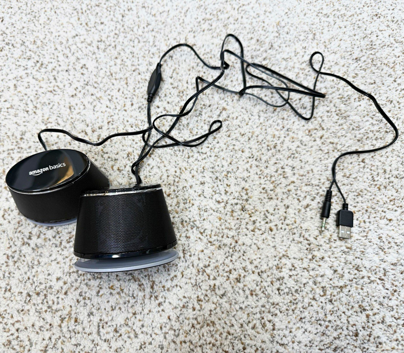 Amazon Basics V620BLACK USB-Powered 2.0 Wired Speakers USB/3.5mm Black