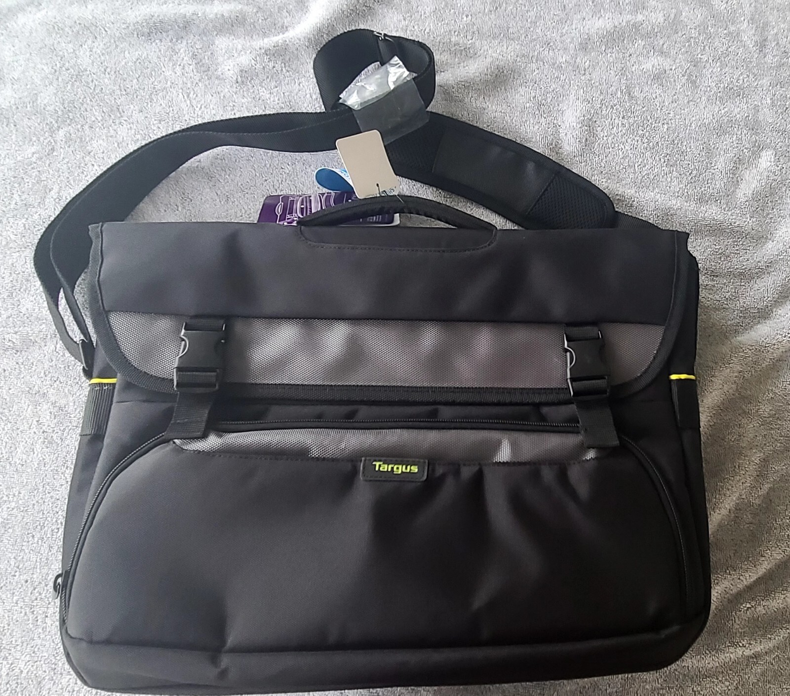 NWT Targus TCG270 City Gear Messenger Bag for 17.3" Notebooks - Black/Gray