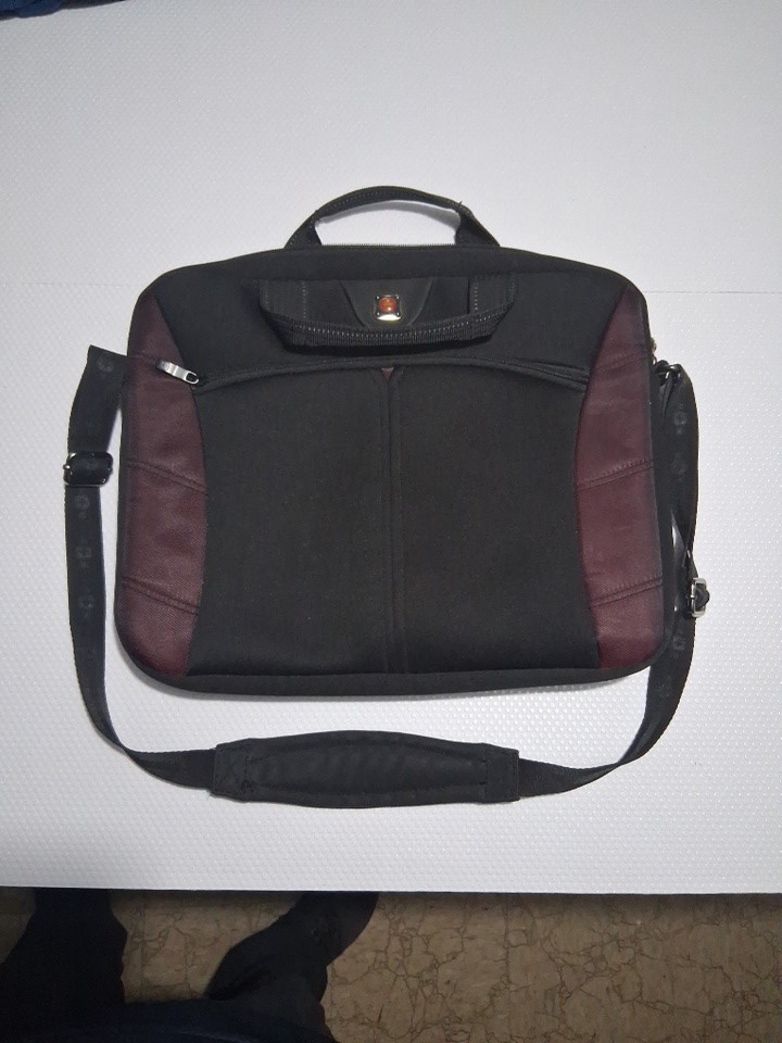 Swiss Gear by Wenger The Sherpa laptop slimcase in black with burgundy/maroon
