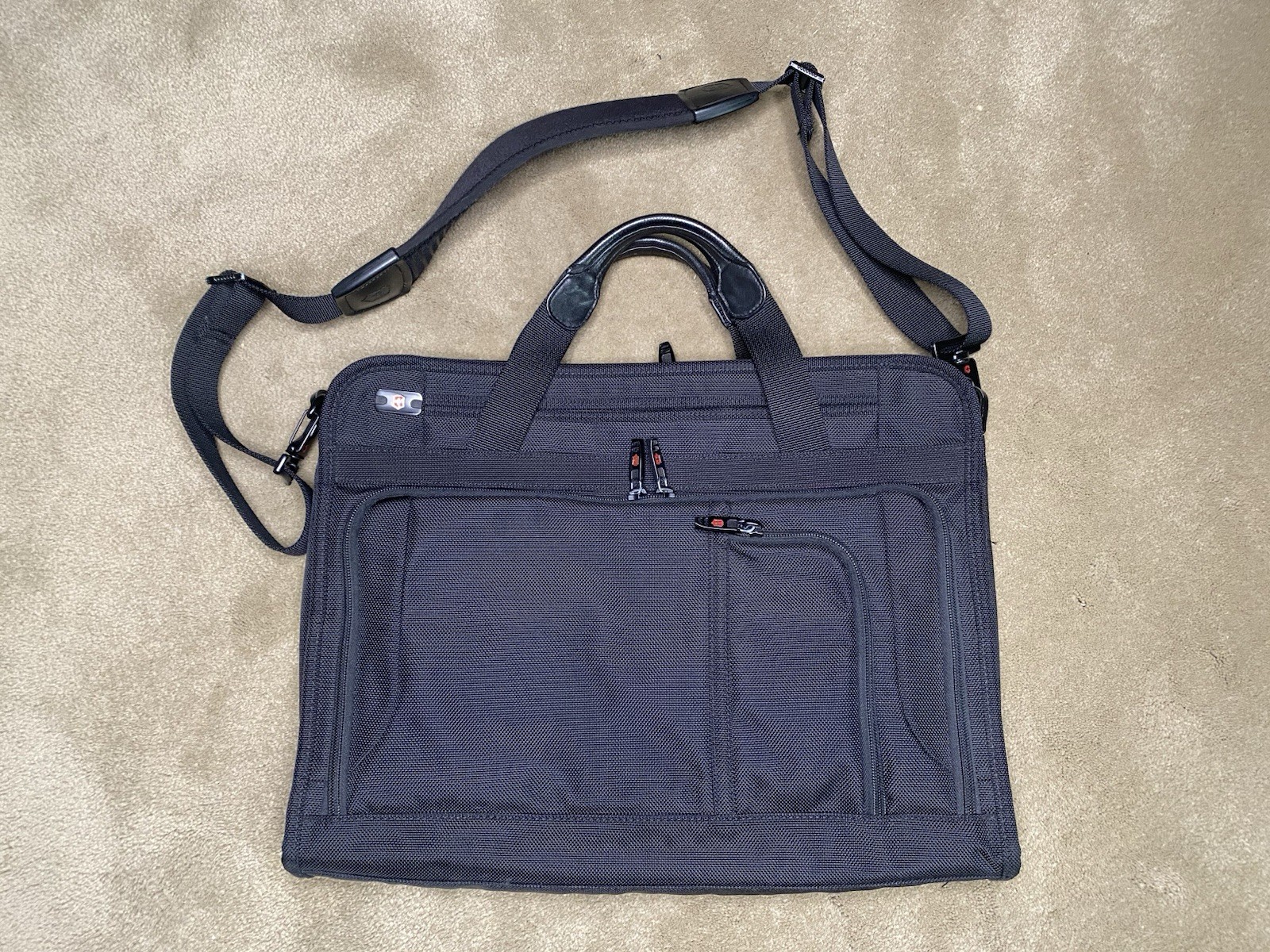 Victorinox Swiss Army Messenger Laptop Travel Pack Slim Black Nylon Business Bag