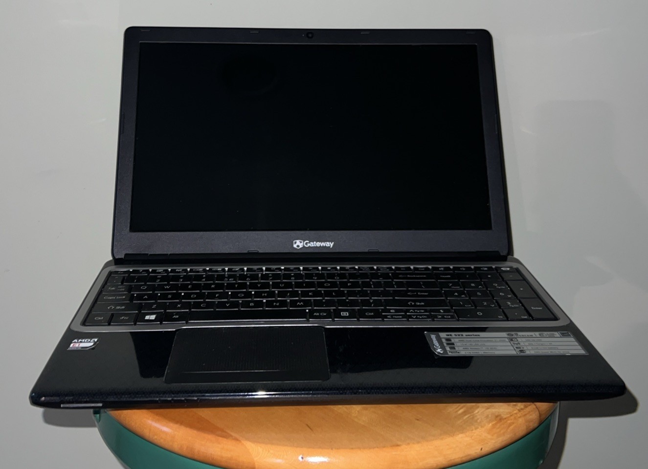 Gateway NE522 Series Laptop with Charger - NO HARD DRIVE