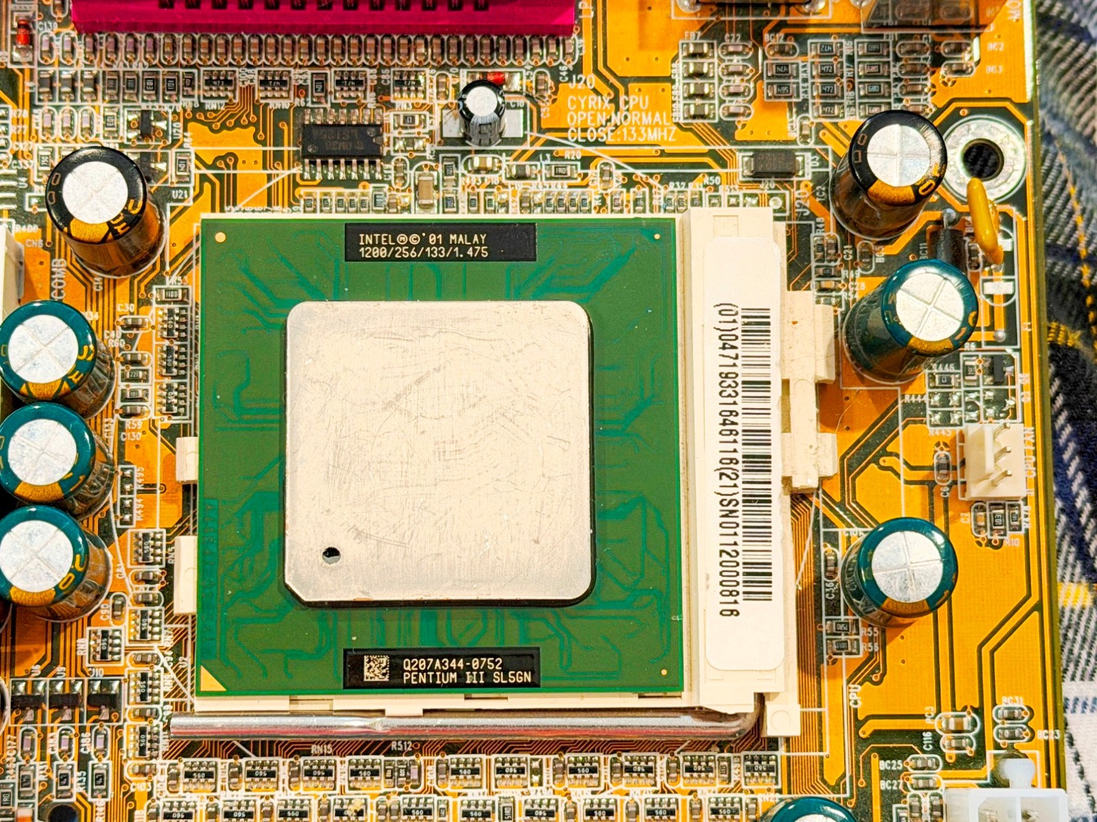Intel  Pentium III-S Tualatin 1.200 GHz 256/133 Socket 370 CPU+ 1 pkg HSCpd