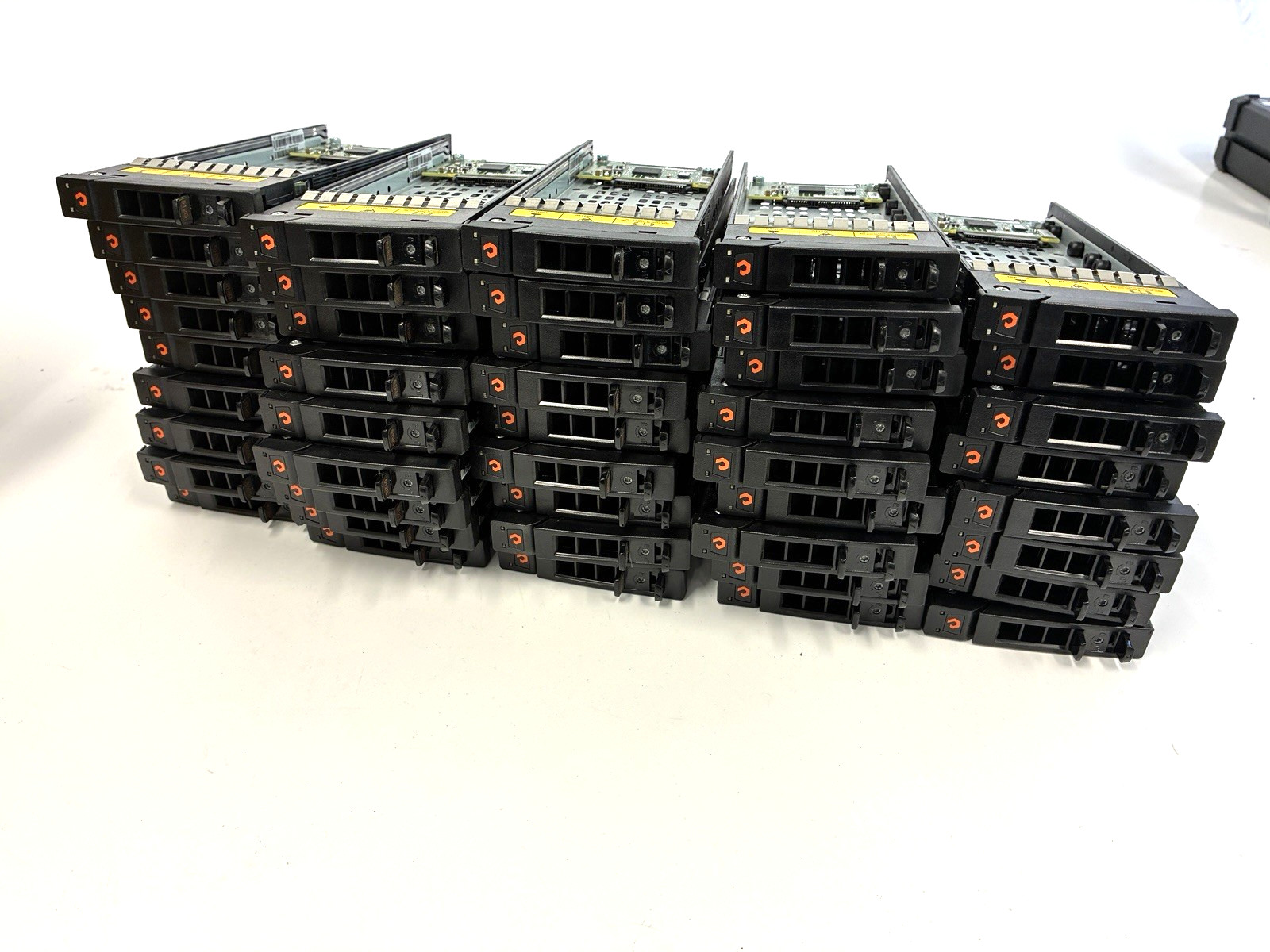 Lot of 44 PURE STORAGE Xyratex EB-2425 sata/sas 2.5" HDD Tray Caddy 83-0046-01