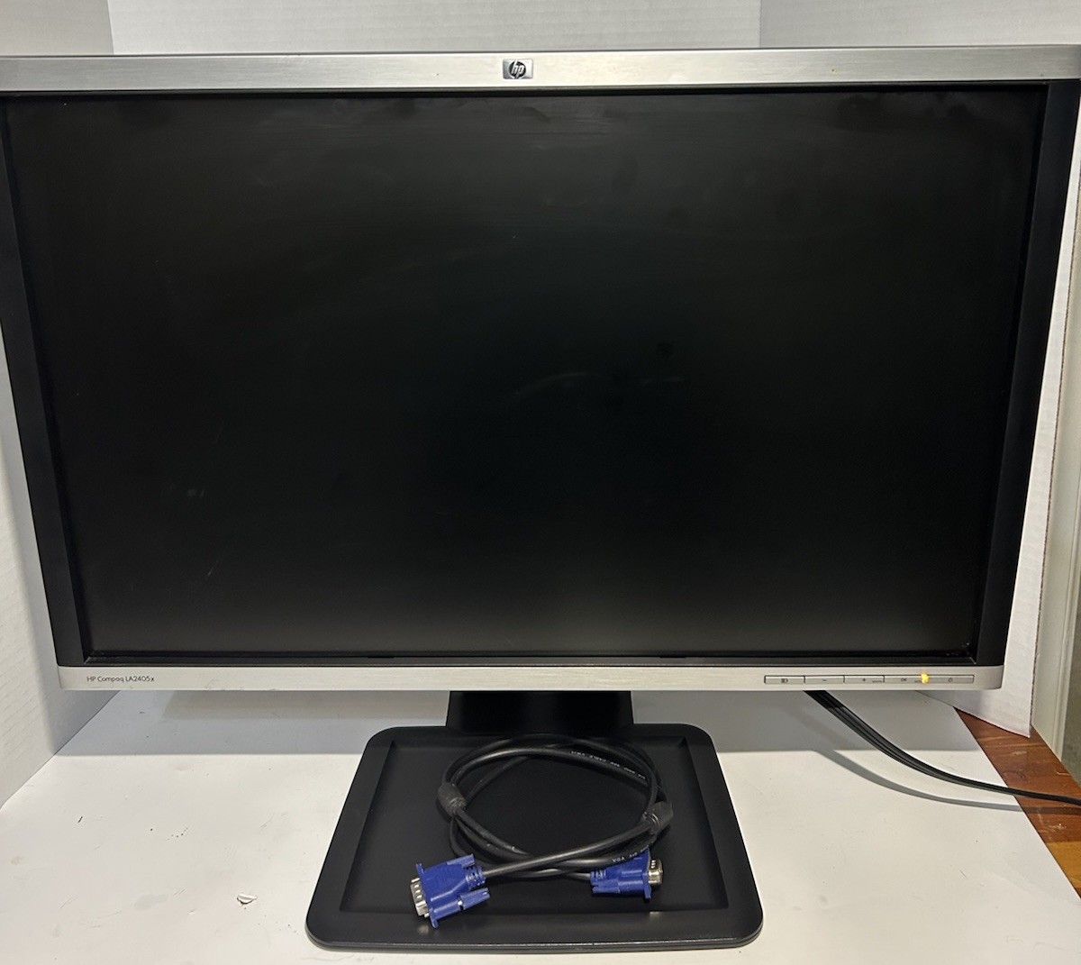 HP Compaq LA2405x 24” LCD Monitor 1920x1200 DisplayPort DVI VGA w/ Stand