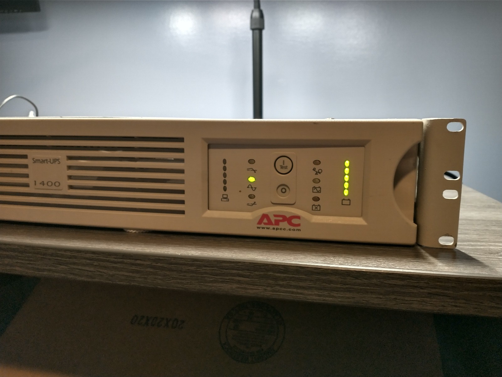 APC UPS (SU1400RM2U, 950w, Rackmountable, 6 Outlets w/ Battery)