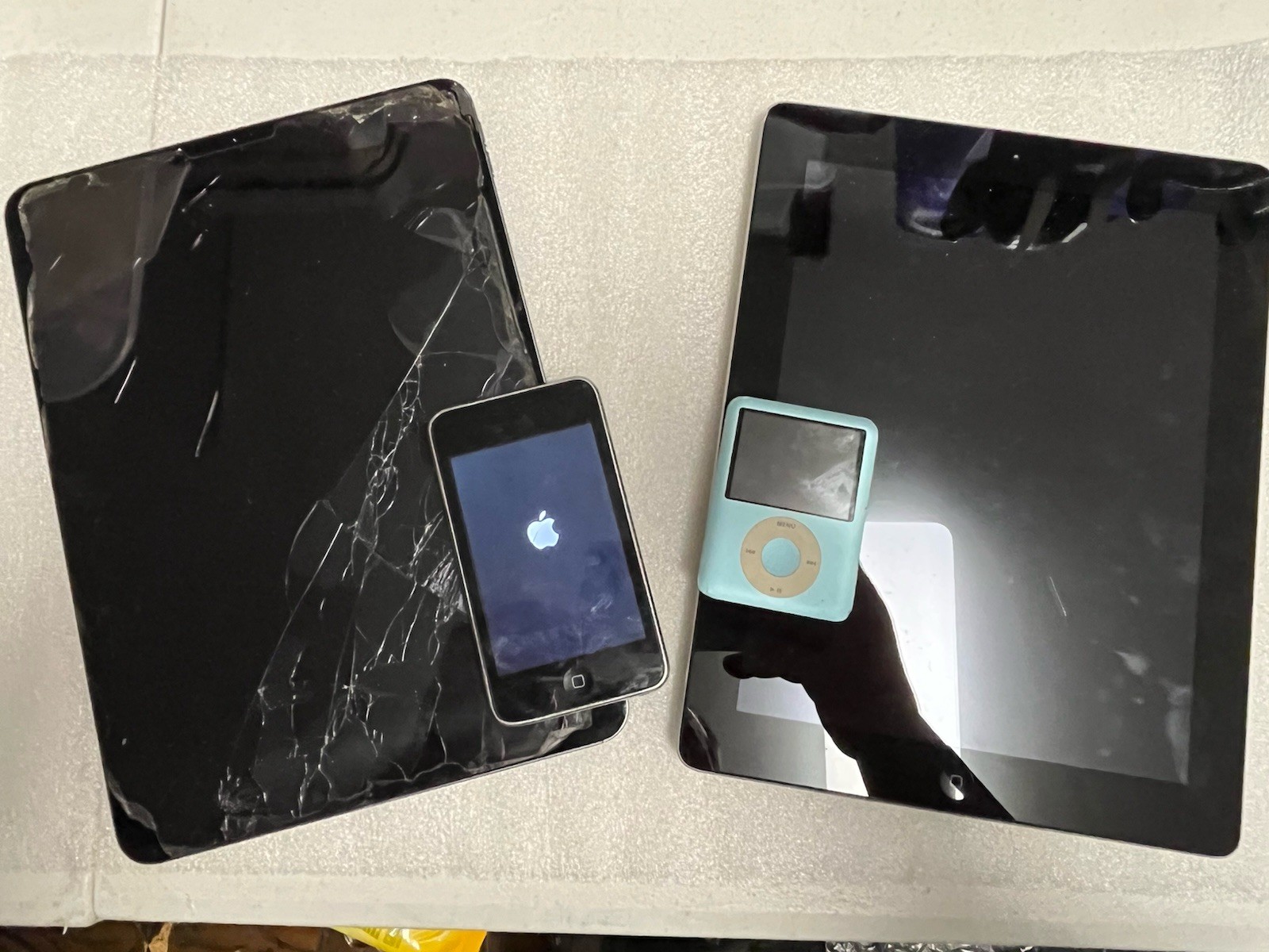 iPad Pro FOR PARTS BUNDLE w/ Apple products, iPads, iPod Nano 3,iPod Touch-Parts