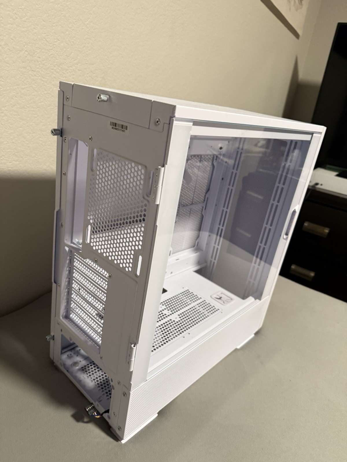 Montech SKY TWO (WHITE) - Mid tower - ATX - windowed side panel (glass) - White