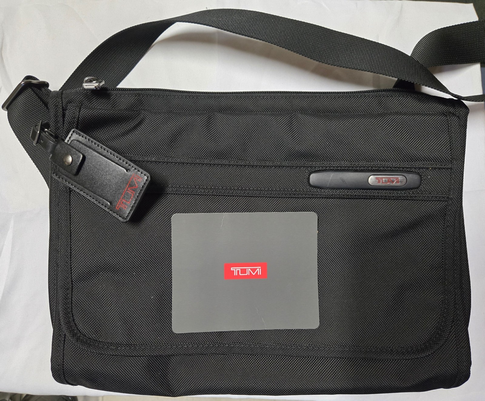 TUMI Alpha 223112d4 Messenger Cross Body Black Nylon Magnetic Flap Closure Bag