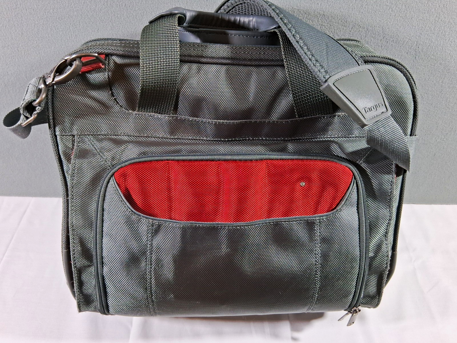 Targus Gray/Red Nylon Messenger Shoulder Bag 15" Laptop Padded Adjustable