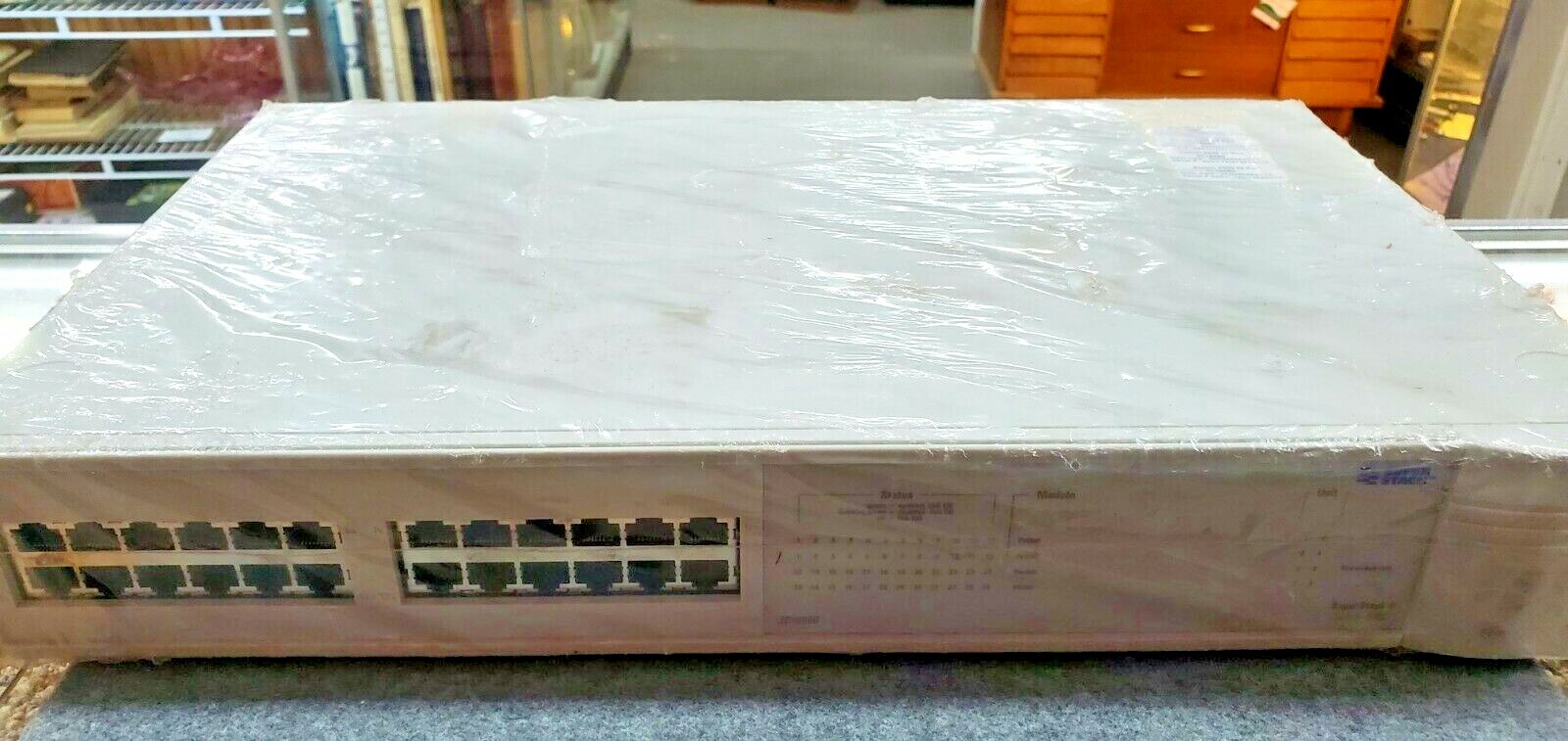 NOS 3COM 3300 24 Port Superstack II switch (FC12-T-G534)