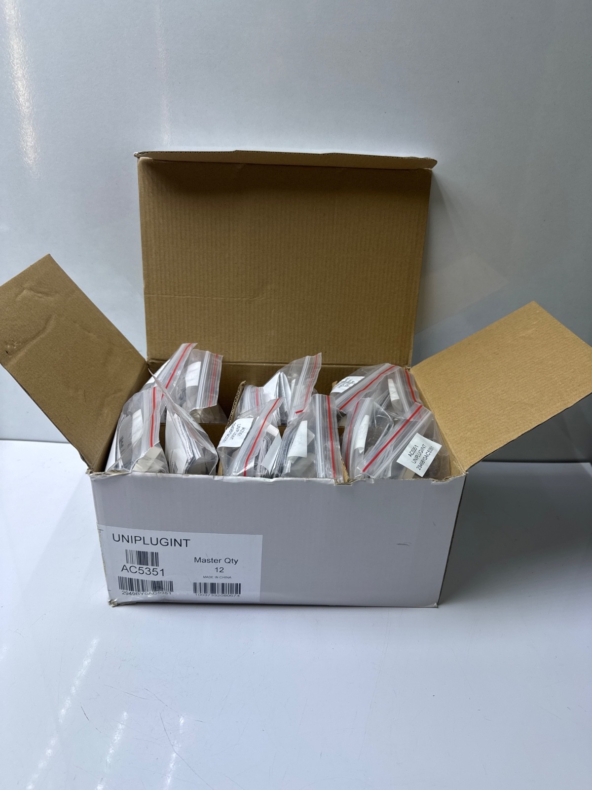 1.TRIPP.LITE UNIPLUGINT OUTLET ADAPTER FOR INTL PLUGS ( 1 BOX = 12 PCs)