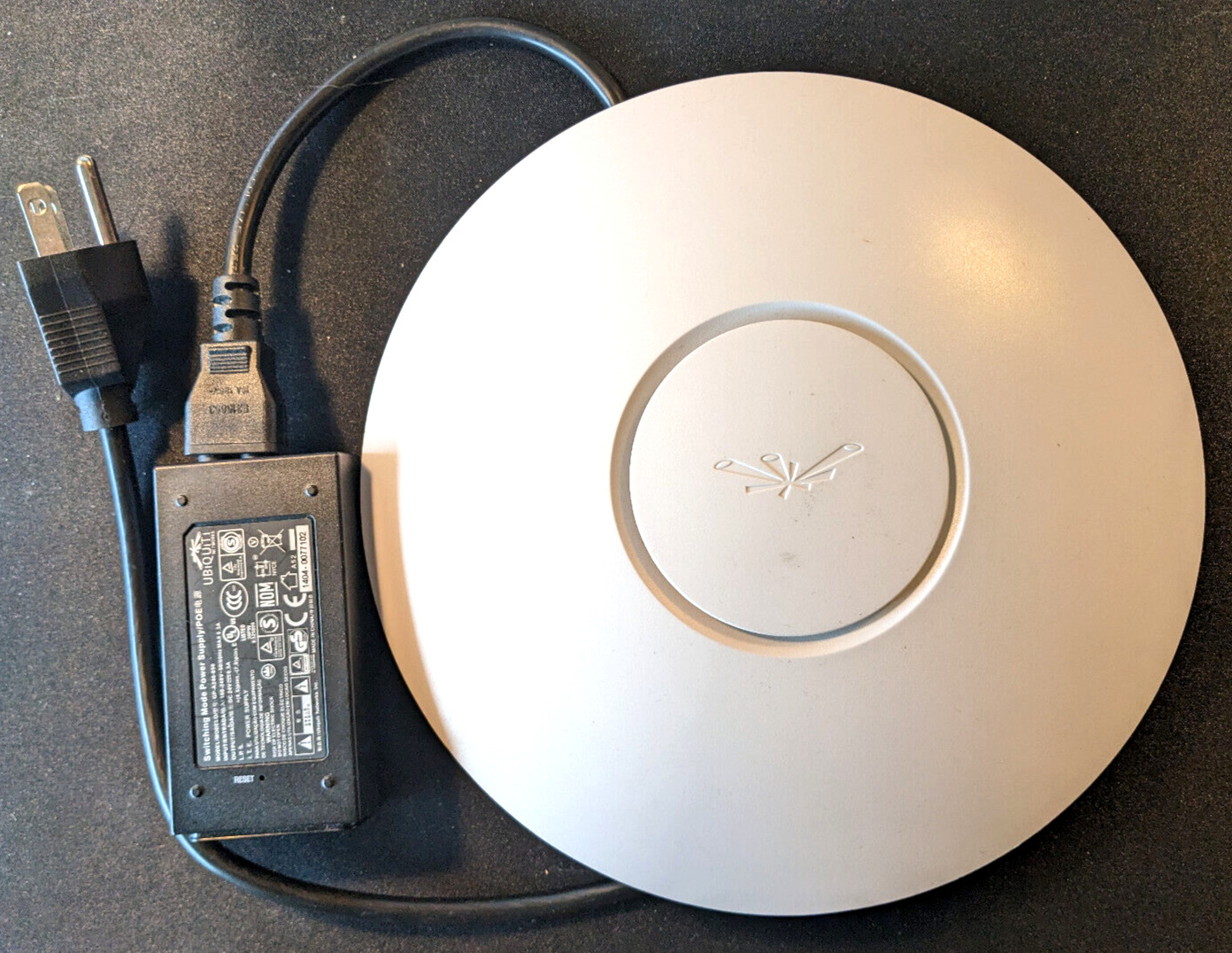 Ubiquiti Unifi UAP-LR Wifi Access Point with PoE adapter