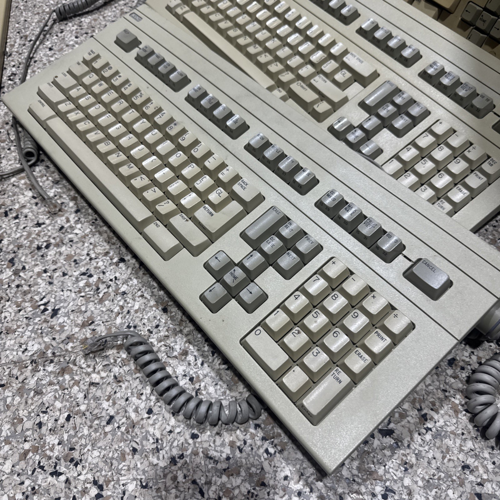 1x Vintage Wang 725 AT Mechanical Computer Keyboard  (keys Work)