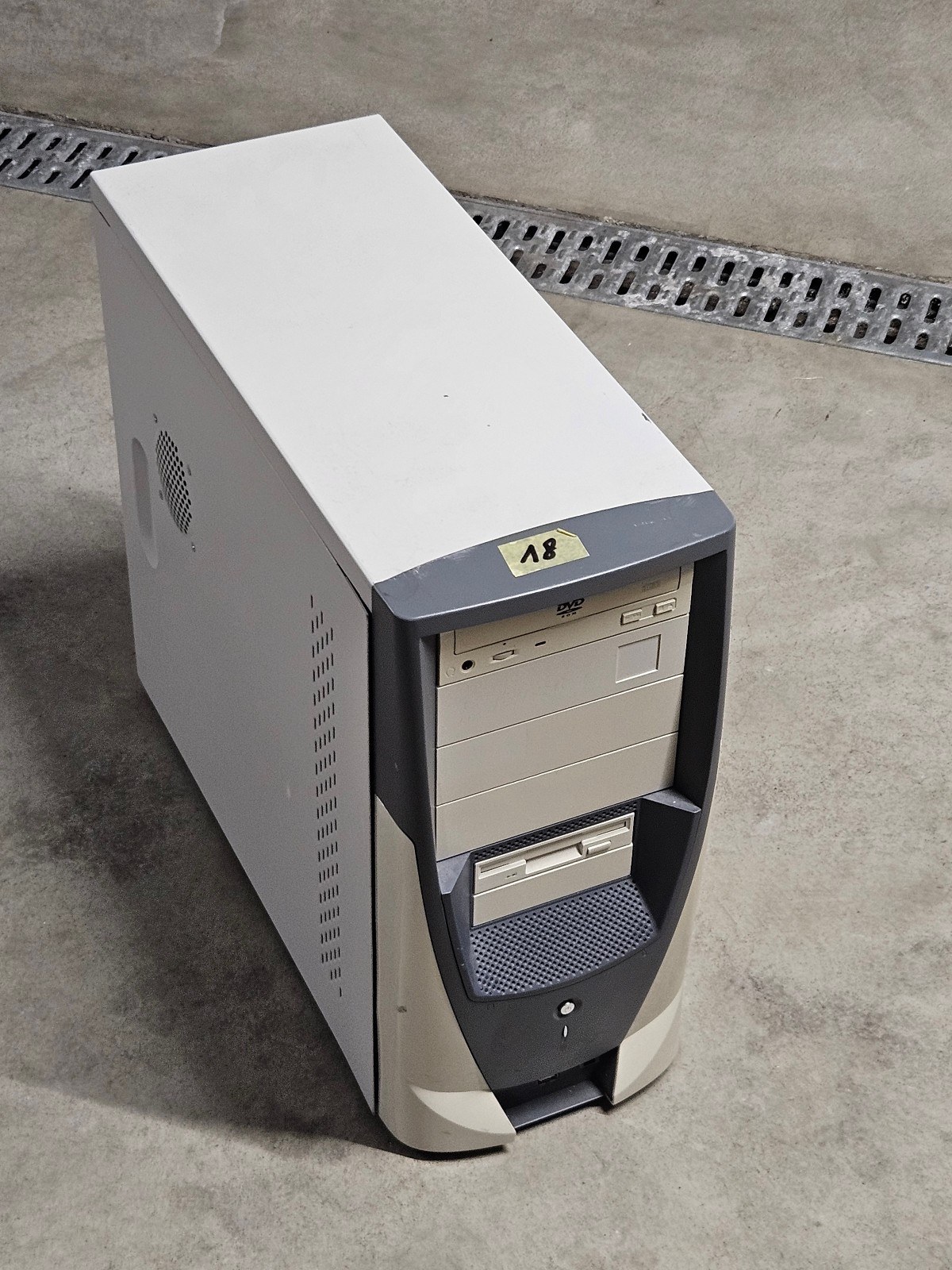 PC Tower Pentium 4 Intel D850EMV2 Manli Pro/100S DVD IBM Deskstar 40GB Floppy