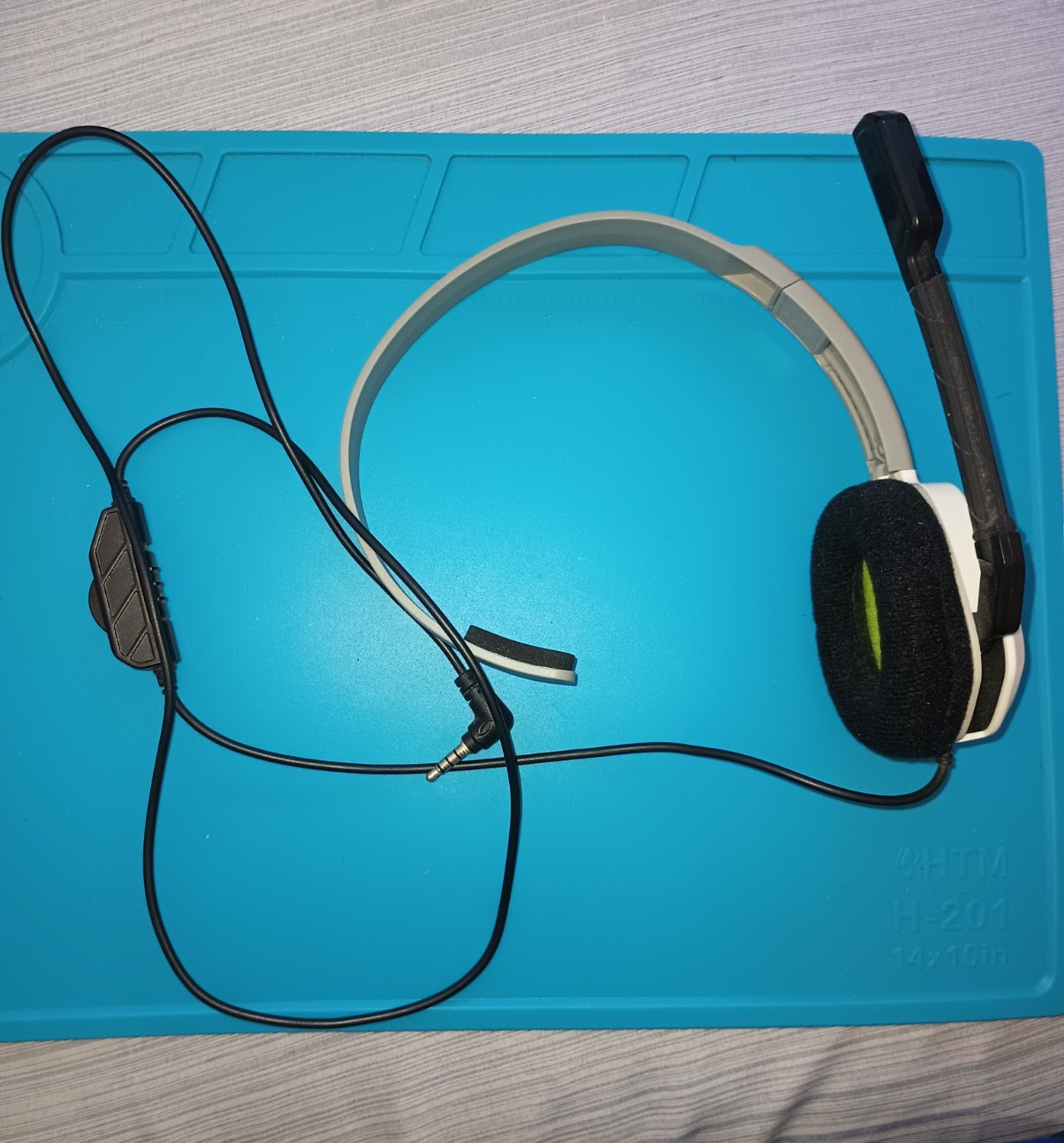 Single On-Ear Wired Headset 3.5mm Boom Mic 6ft Cable Volume Control