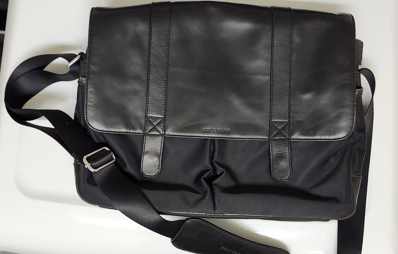 Cole Haan Black Leather Trim and Nylon Messenger/Shoulder computer Bag-Preowned 