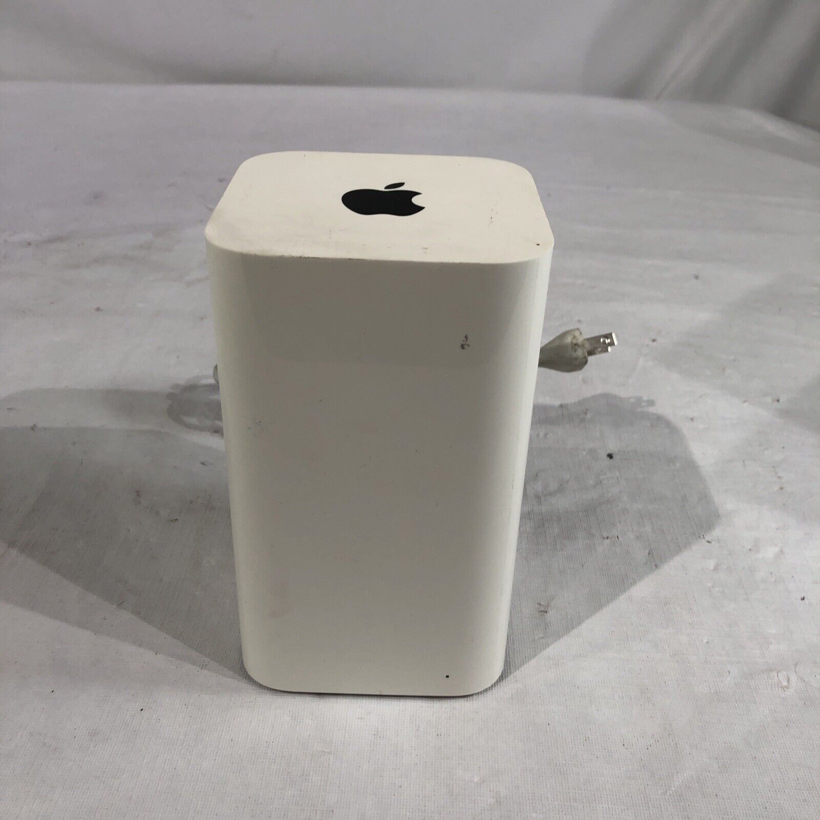 Apple AirPort Extreme 6th 802.11ac Wireless Router 3 Gigabit 1 USB A1521 w/Cable