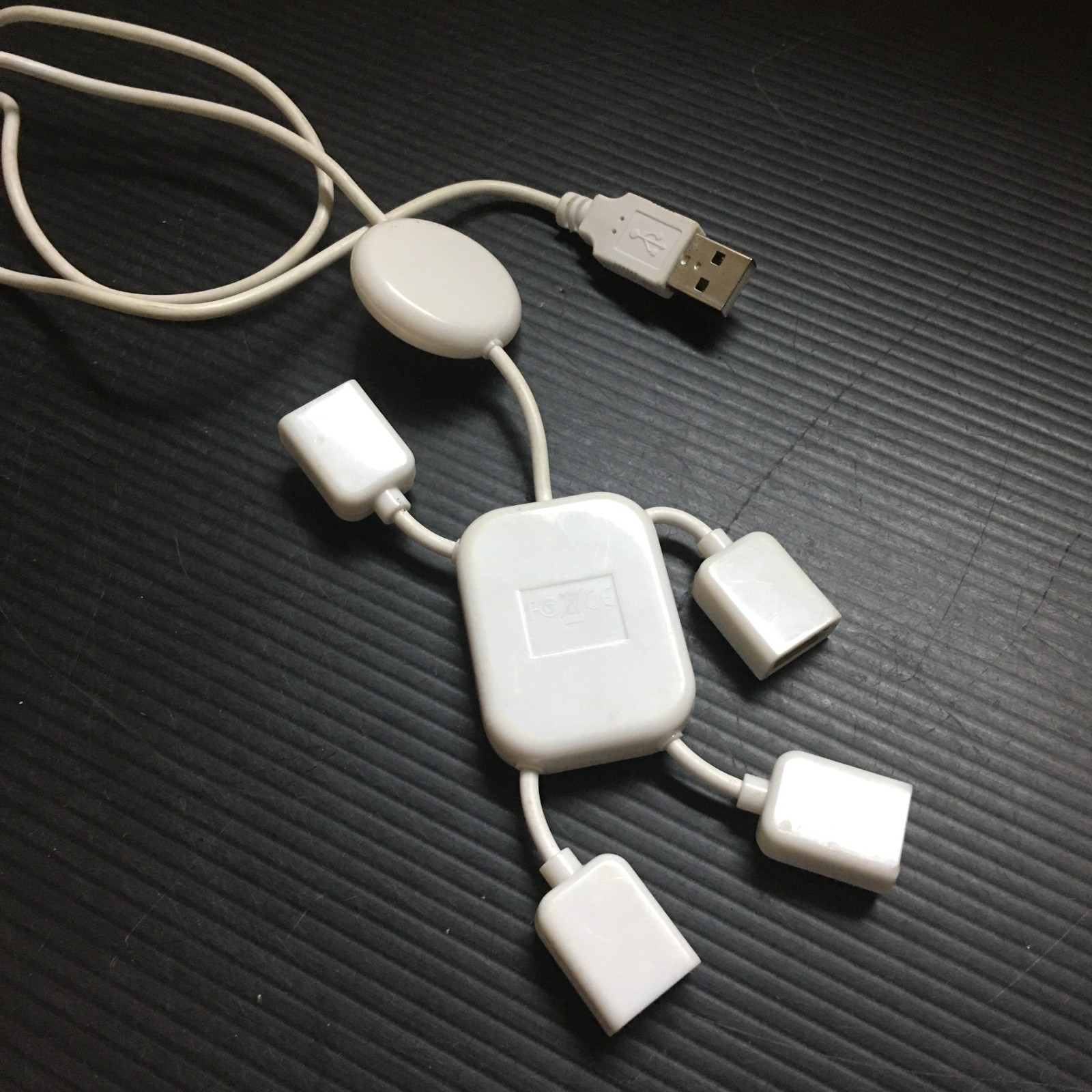 White 4-Port USB Hub with Cute "Smile Mini People" Smiling Face Design