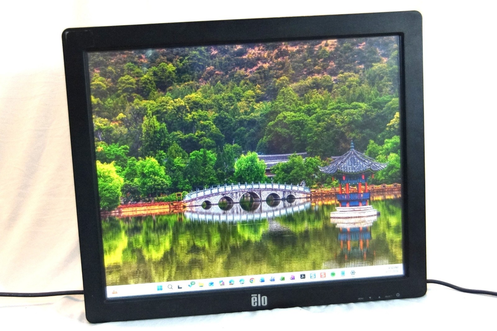 Elo ET1929LM 19" Medical Touchscreen Monitor Powers On w/ Power Supply & Bracket