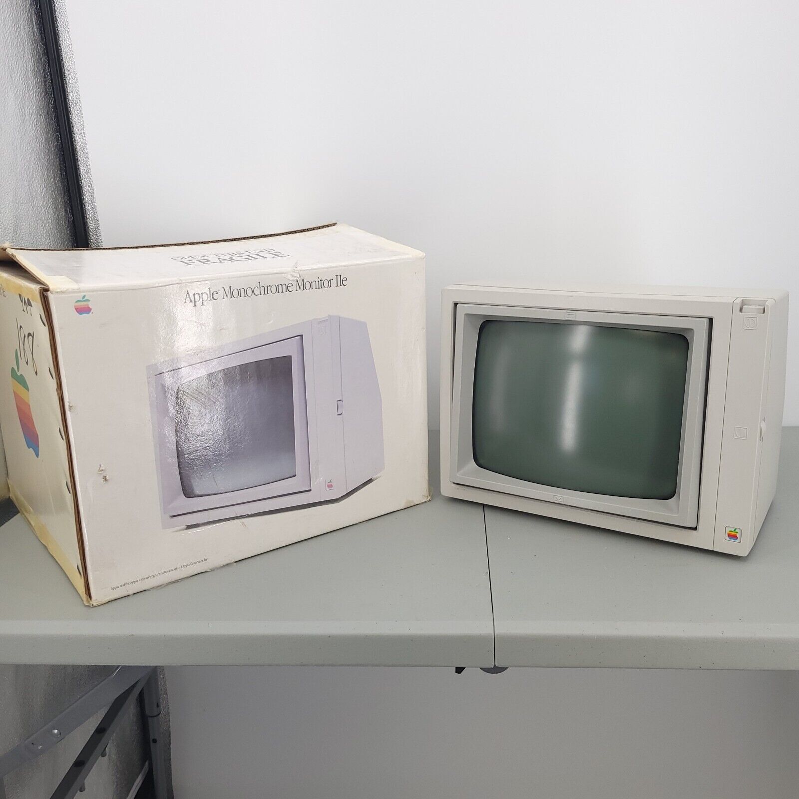 Apple IIe 2e Monochrome Green Computer Monitor A2M6017 with Box Vintage *Works