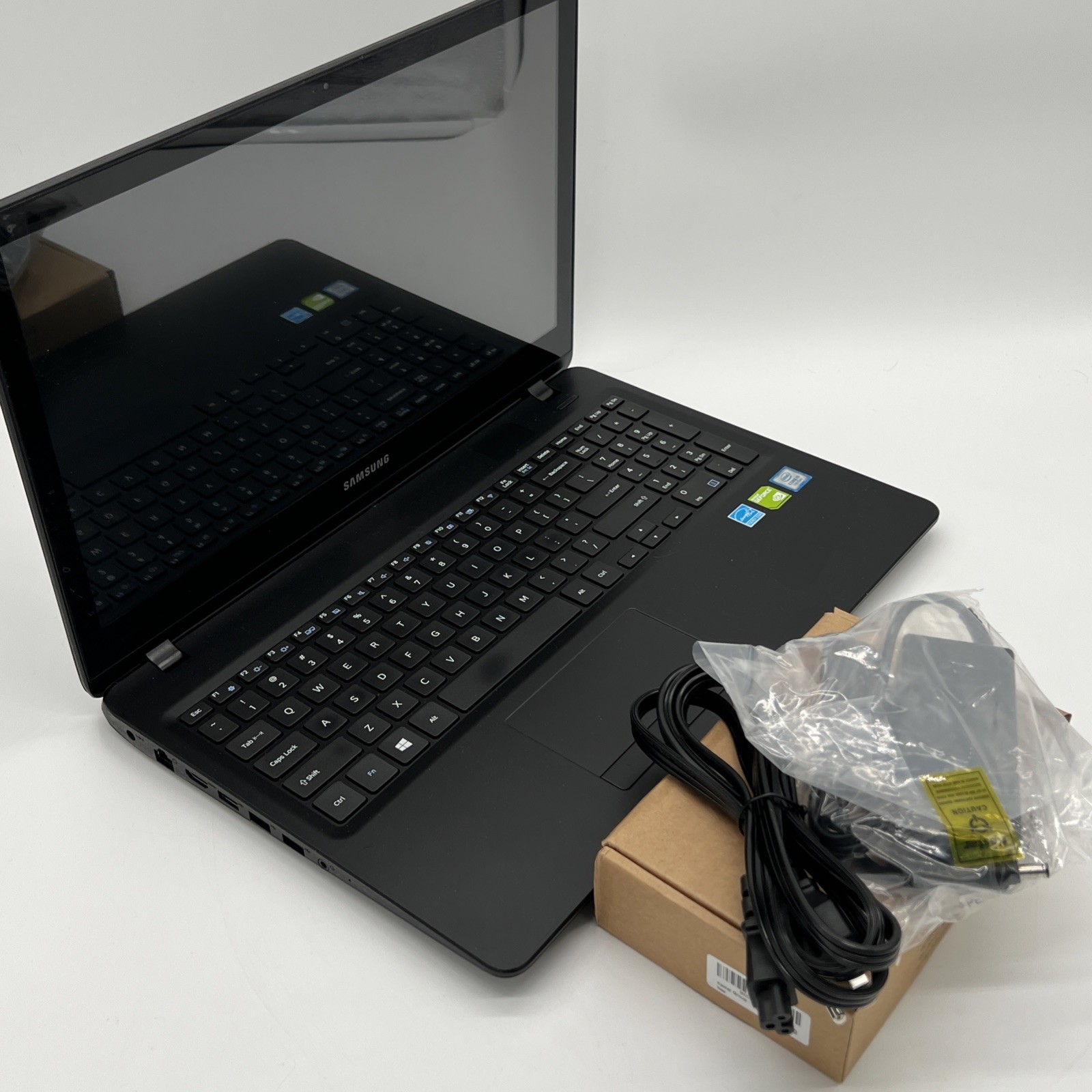 Samsung NP530E5M Laptop Intel i5-7200U 8GB RAM 500GB HDD NVIDIA 920MX Fast Ship