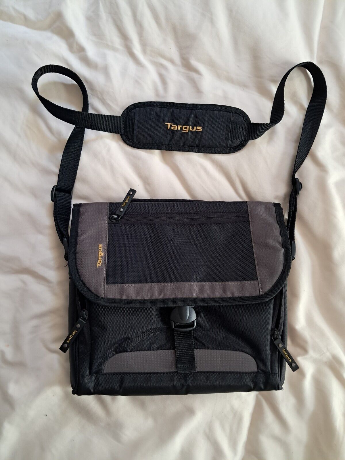 Targus Messenger 11” Laptop Bag Computer Brief Case Shoulder Strap Heavy Duty
