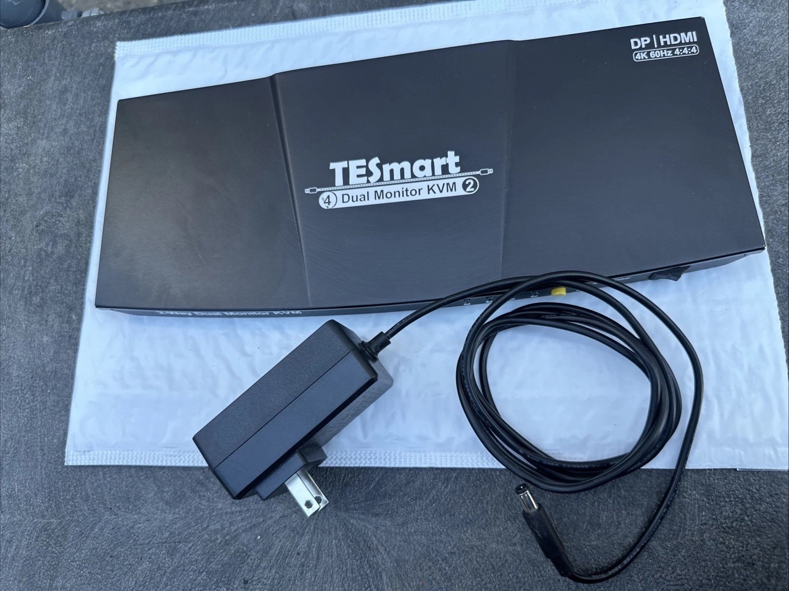 TESmart HDK0402A1U Dual Monitor KVM Switch DP/HDMI 4K@60Hz Powered 1:2