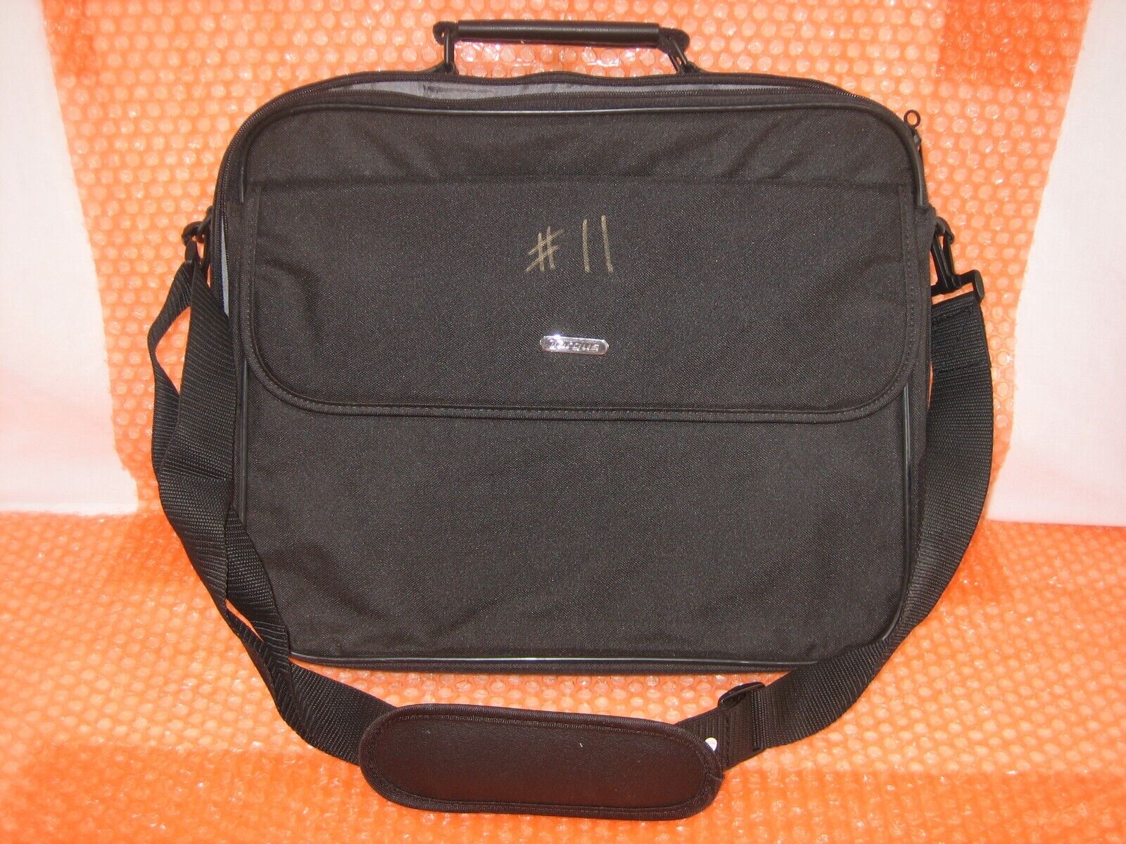 TARGUS Large Black Padded Laptop Bag with Strap