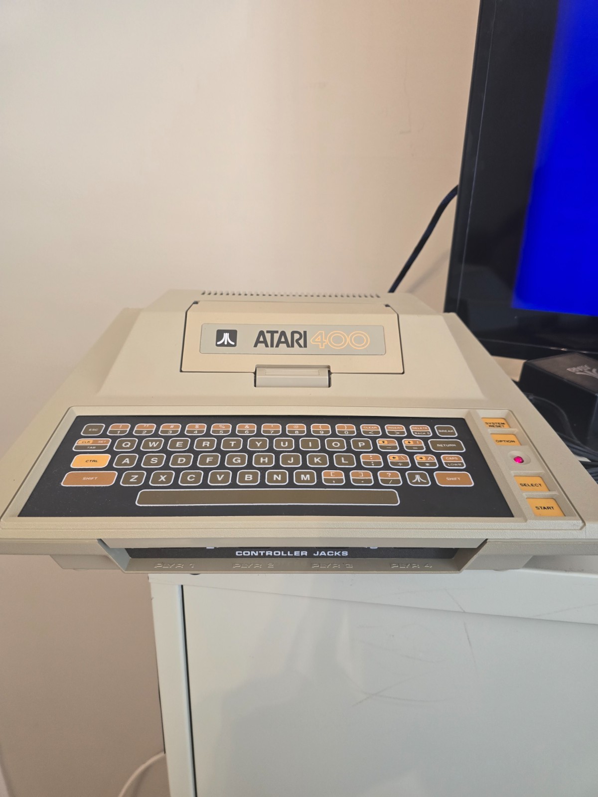 Atari 400 Computer - 16k RAM, Basic Cartridge, & Power Supply CO14319 AV 485462