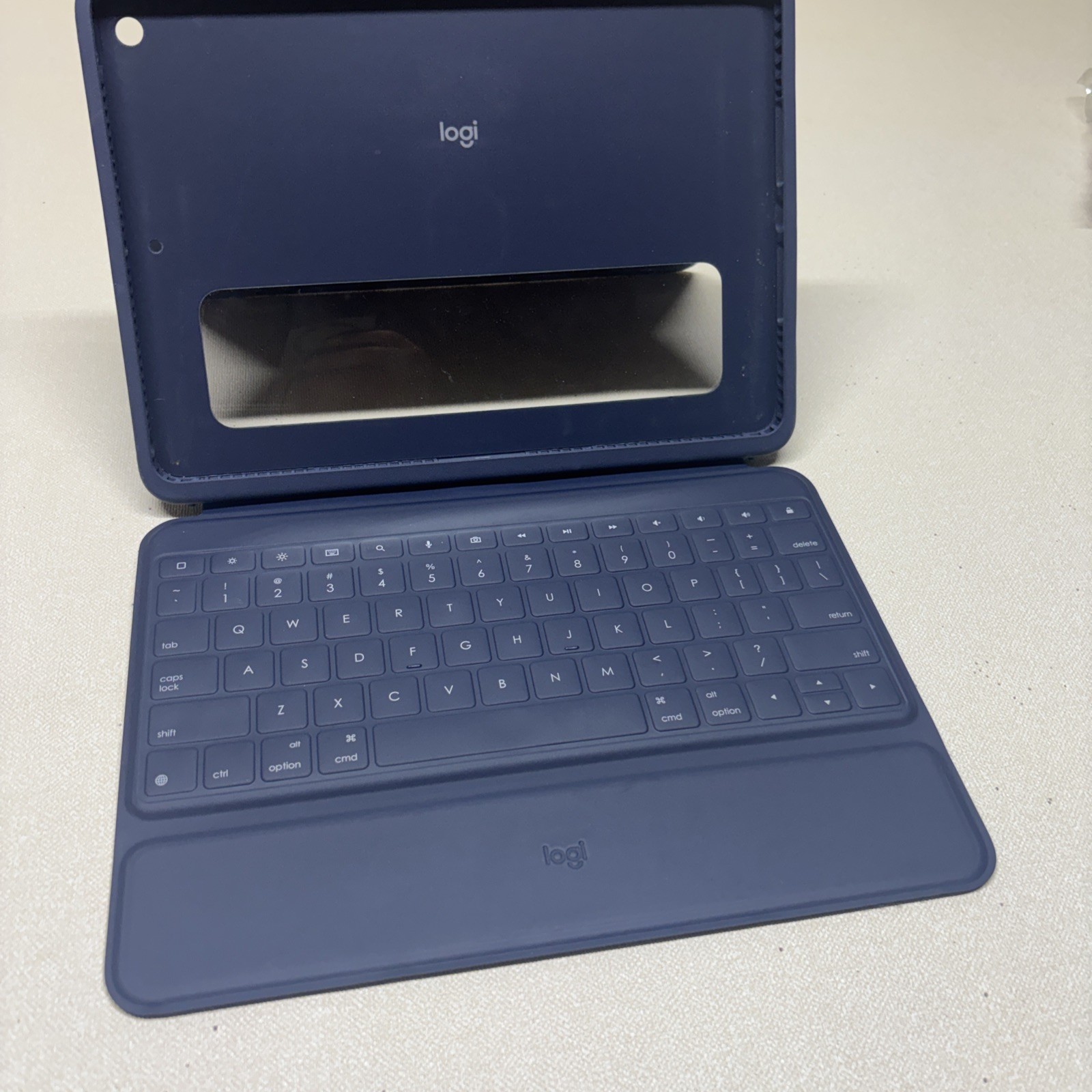 Logi YU0073 rugged combo 3 student Ipad keyboard case 7th 8th 9th generation