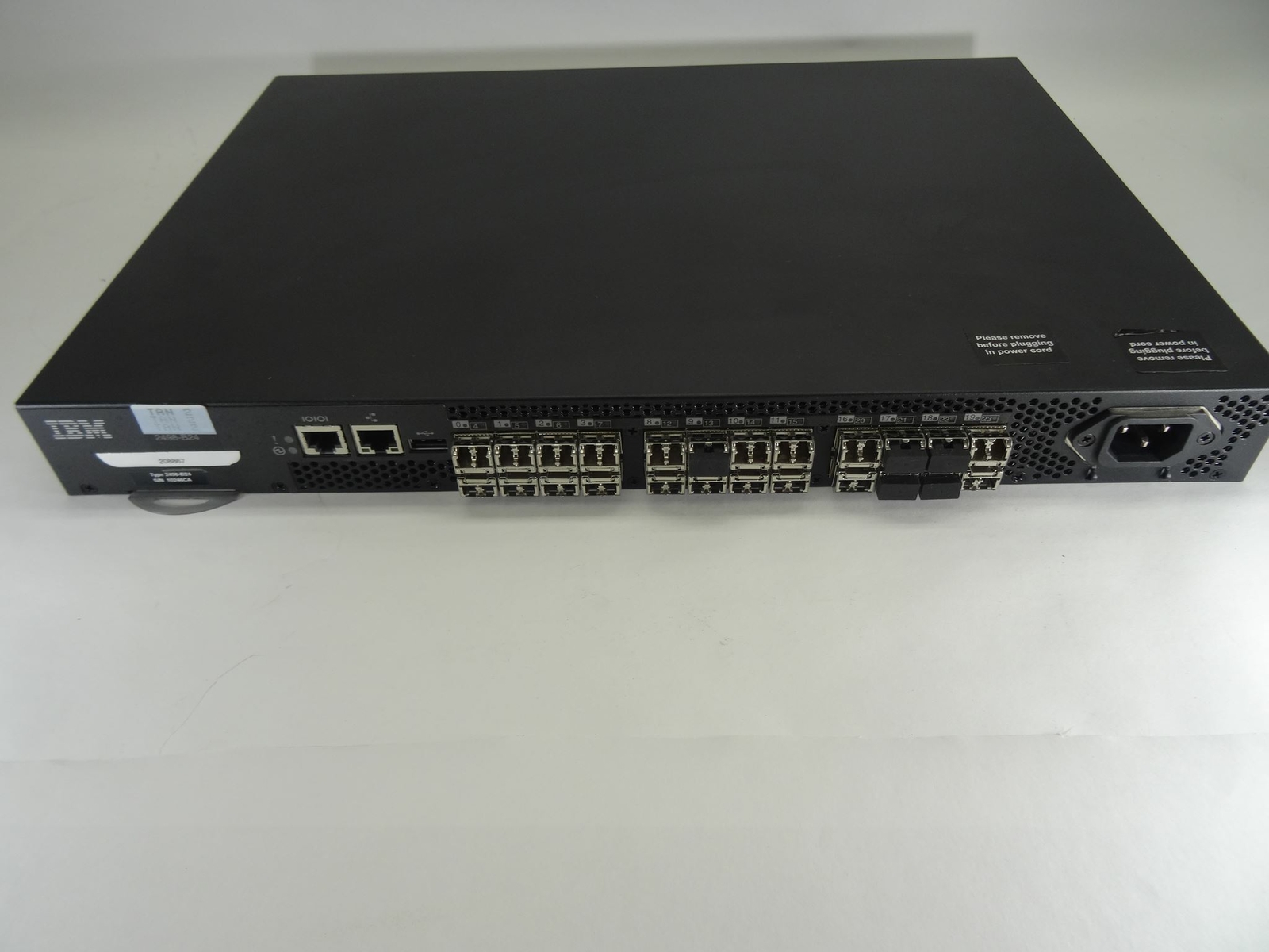 IBM SYSTEM STORAGE 2498-B24 8-PORTS SWITCH