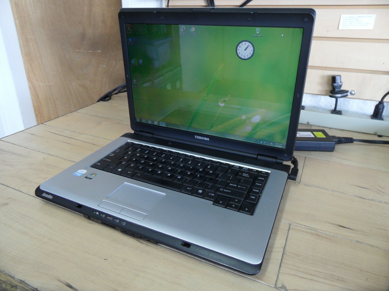 Toshiba Satellite L305 L305-S5944 Laptop 4 Parts Booted Windows Hard Drive Wiped