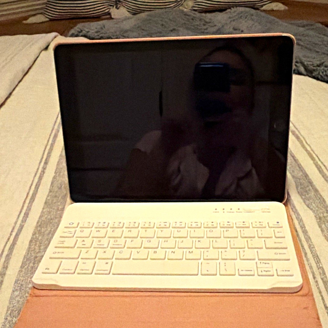 Apple iPad 10.2in Wi‑Fi 128MB Gray Tablet w/ Keyboard Case Cover bundle