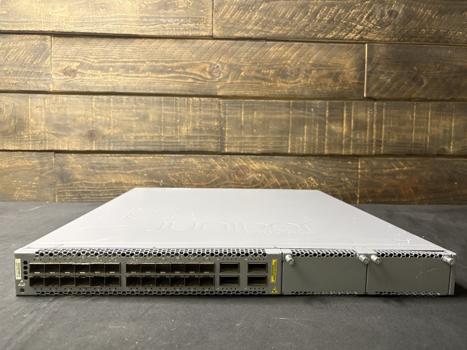 Juniper EX4600-40F-AFO 24-Port SFP+ / SFP 4x QSFP+ Network Switch *Cosmetic