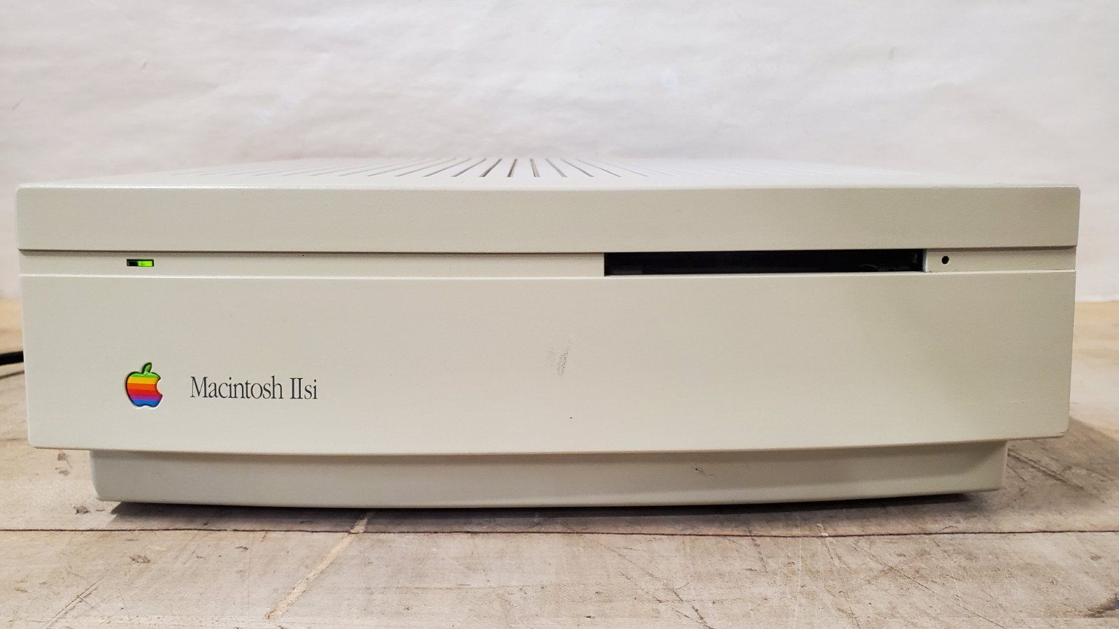 Vintage Apple Macintosh IIsi Computer - Turns On, No HDD, Read