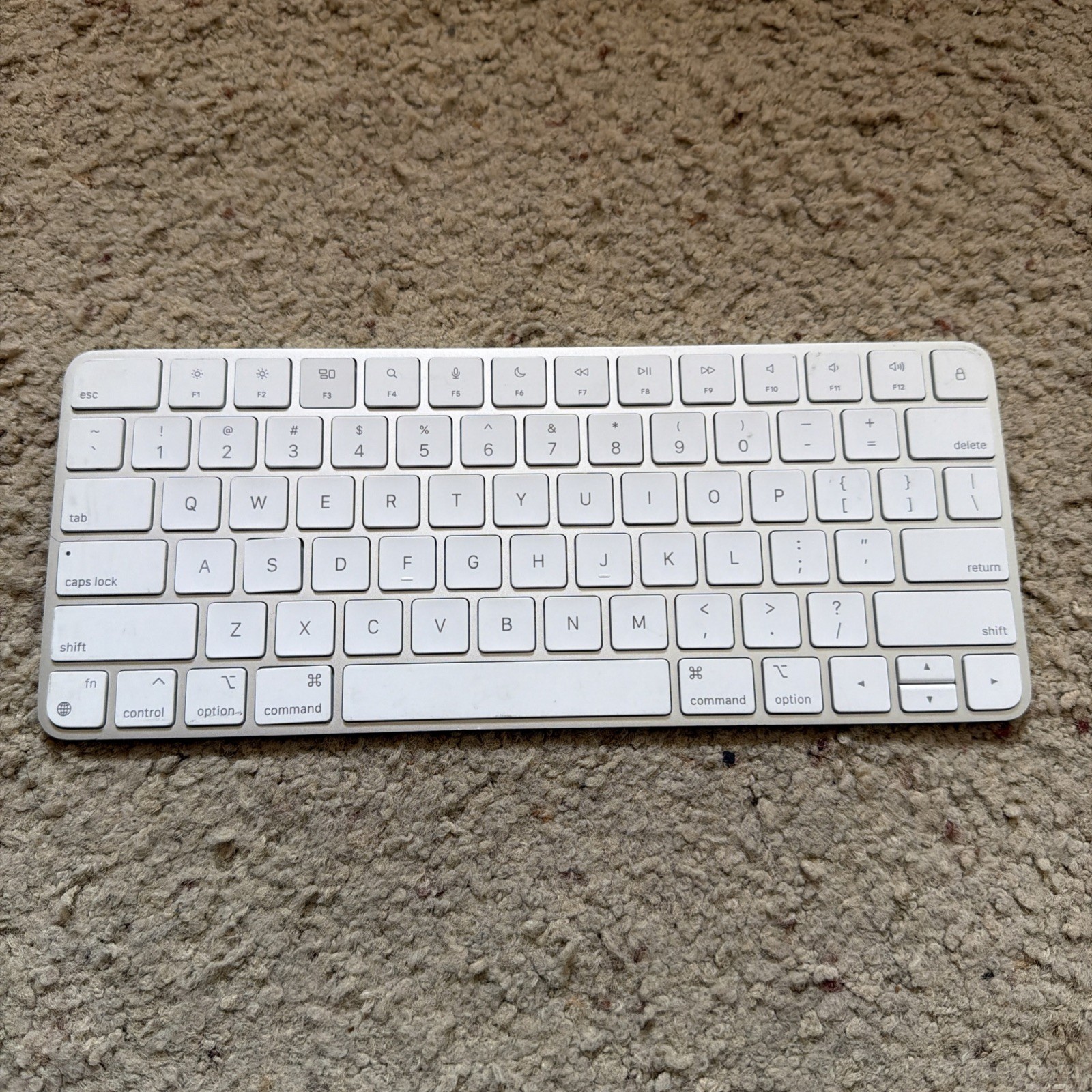 Apple Magic Keyboard (Lightning Port) - Silver/White - A2450