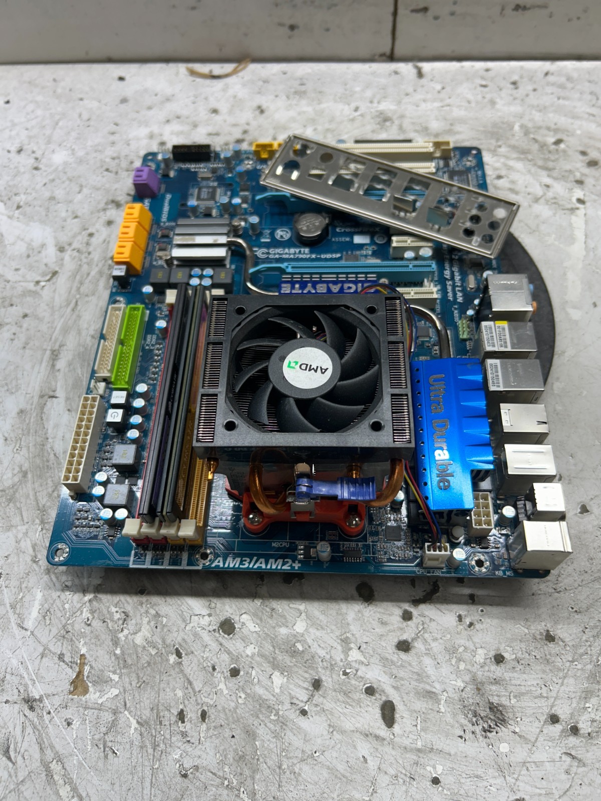GIGABYTE GA-MA790FX-UD5P AMD Phenom II 4GB Ram
