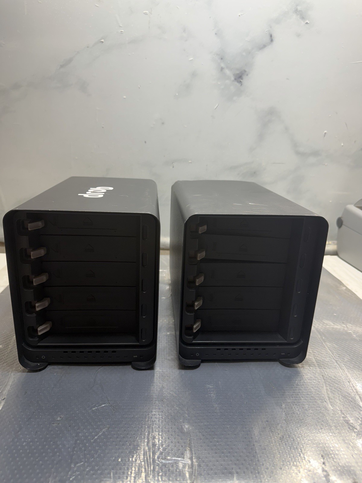 2 DROBO 5D MODEL DRDR5-A (NO POWER SUPPLY)for Parts / JUA4254