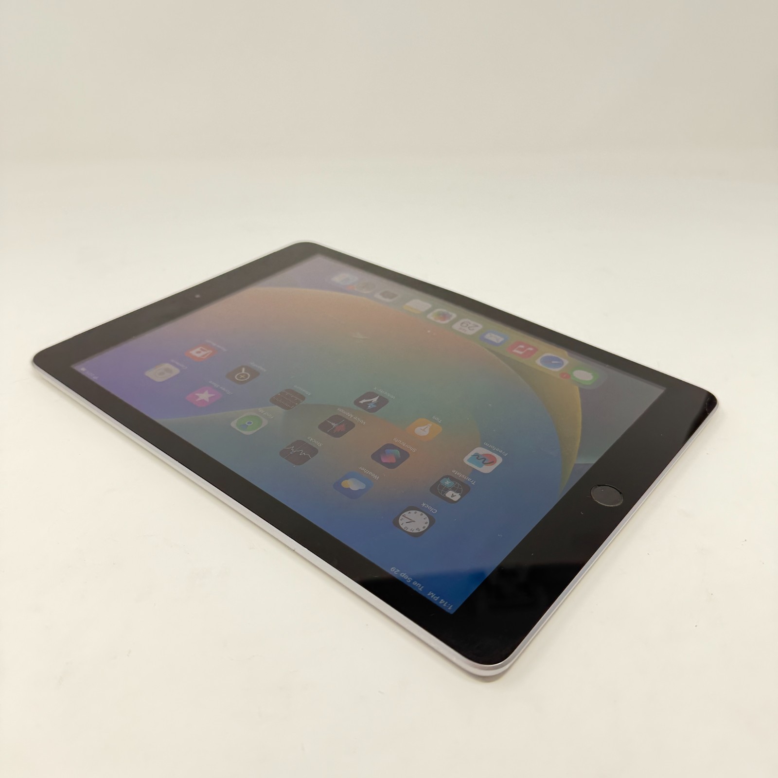Apple iPad 5th Gen A1823 SPACE GREY 128GB Verizon