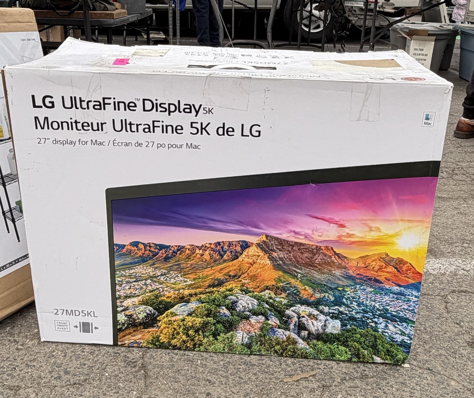 LG UltraFine 27" 16:9 5K IPS Monitor (5120x2880) (27MD5KL-B) - Slightly Used