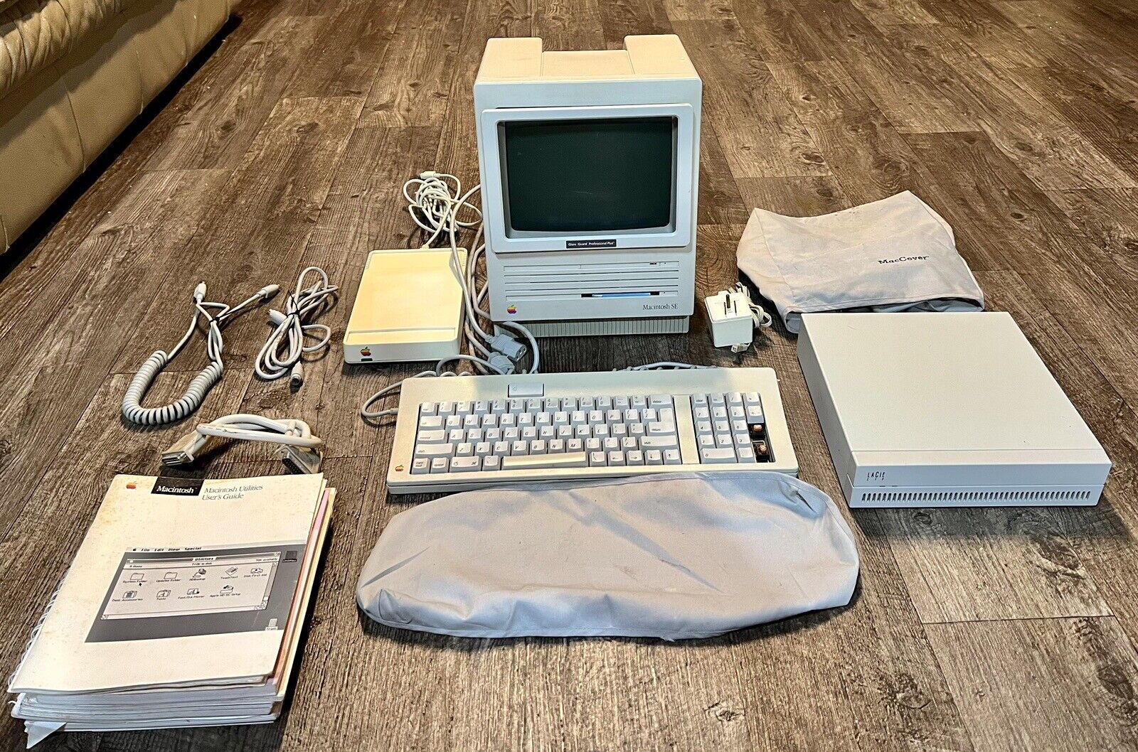 Rare Original Macintosh SE M5011  w/ Keyboard, Modem, Hard Drive, Covers, Manual