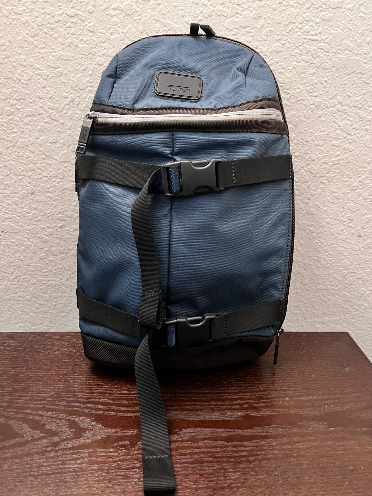Tumi 55918NVYO ABBOT NAVY SLING Ballistic Nylon backpack Carryall bag VGUC
