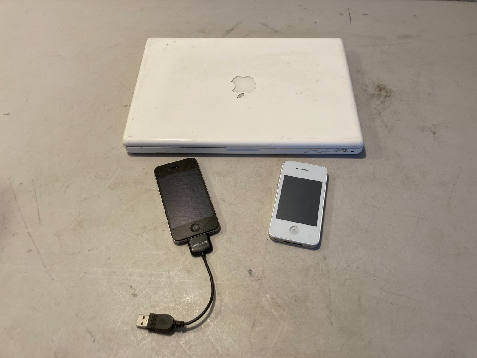 Apple MacBook A1181 White Laptop & Two iPhone 4 A1332 64GB Cell Phones P/R