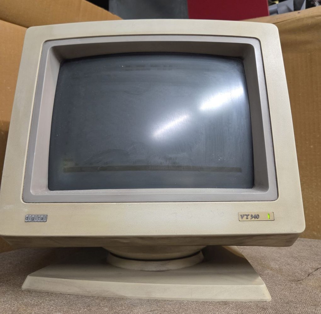 1988 Digital VT340 DEC terminal color CRT monitor, powers on, burnin, no display