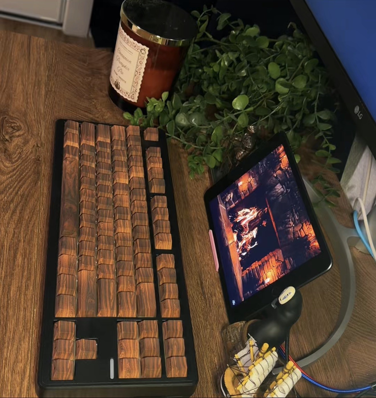 Brand New Custom modded Linky 87 with side printed wooden cherry mx caps