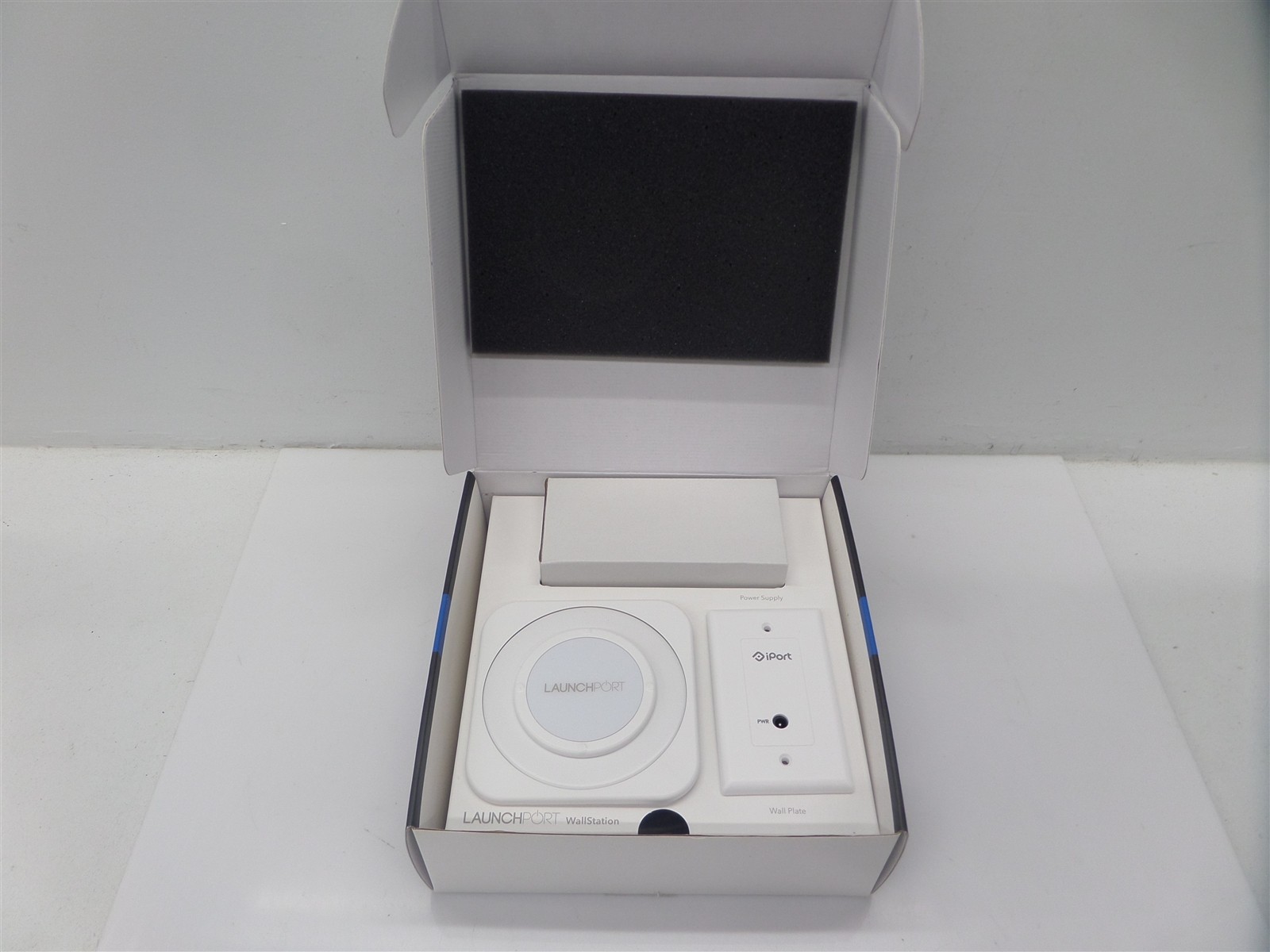 iPort LaunchPort WallStation Wireless iPad Charging Dock - White