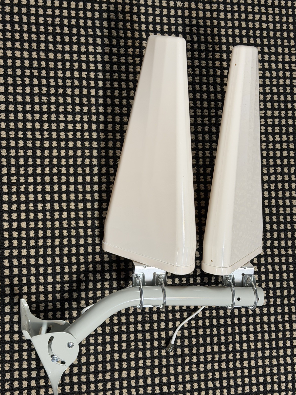 Waveform Log Periodic Outdoor Antenna PAIR 600–6000 MHz, 6–11 dBi Gain, N‑Female