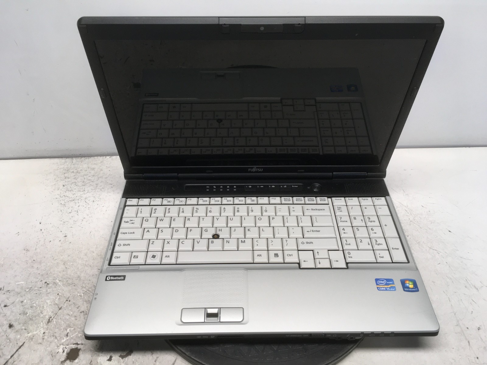 Fujitsu LifeBook E751 Intel i5-2520M 2.5GHz 1 GB NO HDD No Batt