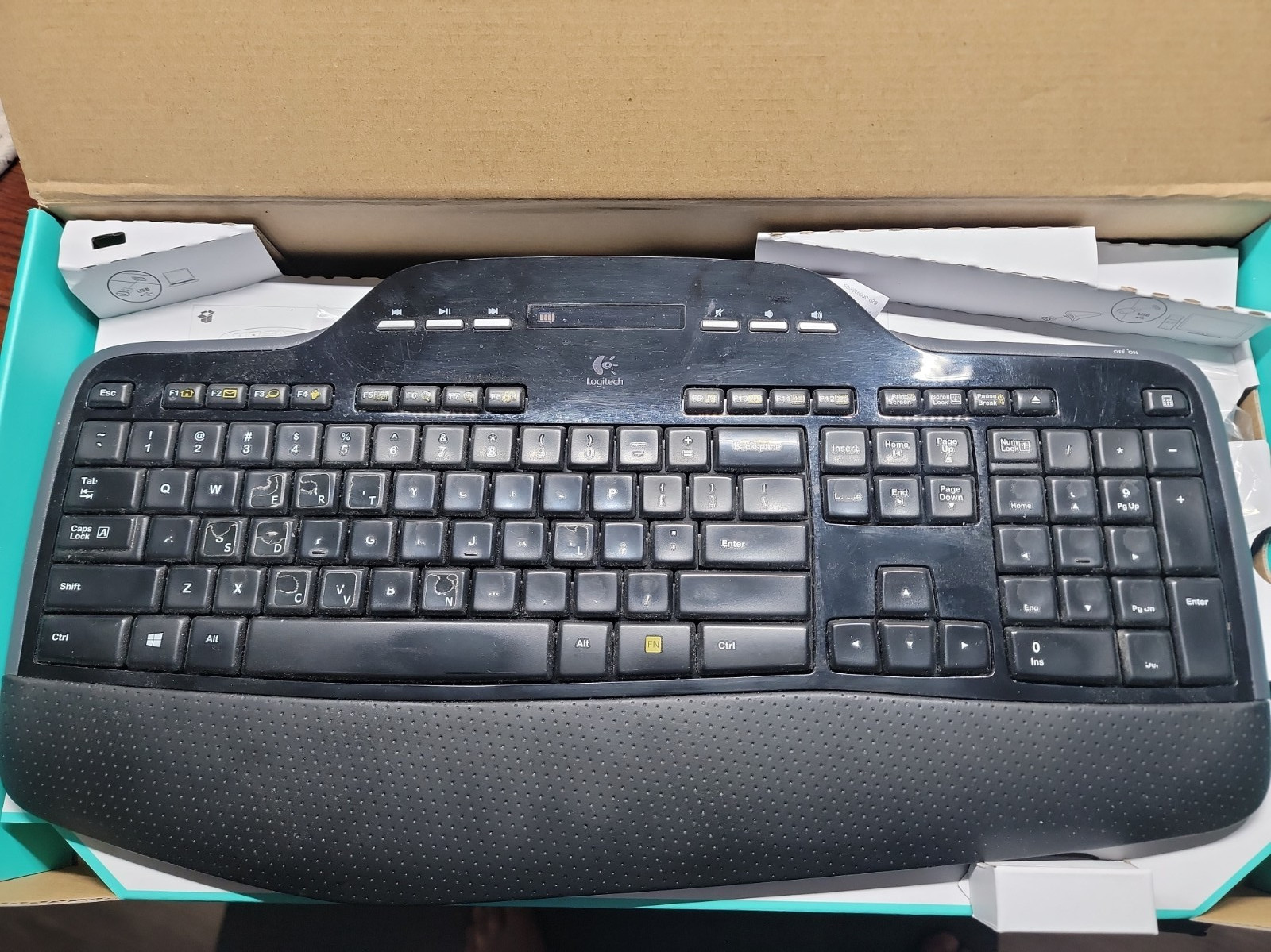 Logitech Comfort Wave MK550 Wireless Keyboard  with box. No MOUSE OR USB. PARTS