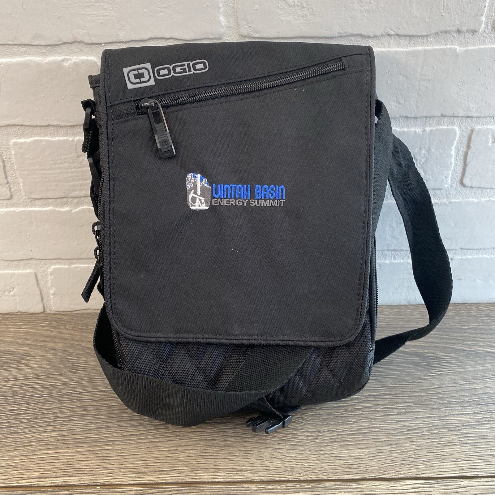 New OGIO TECHNOLOGIO Shoulder Bag 9"x11" Black Ogio Bag